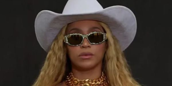 Beyonce Embraces Versace Vibe In A Silver Bodysuit, Faux Chaps At London Concert