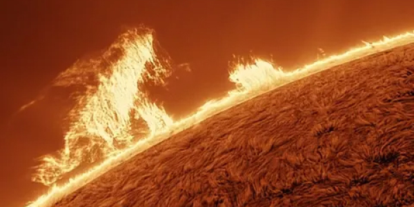 Astrophotographer captures colossal 'Godzilla' plasma cloud stalking the edge of the sun (video)